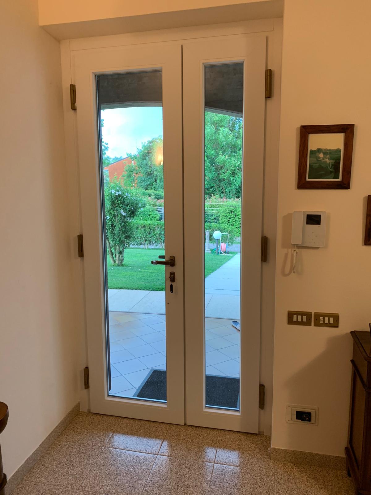 Porta di ingresso pvc due ante con cerniere cilindriche argento